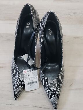 Zara Monochrome Snake-Print Pointed Toe Pumps Size 8/39
